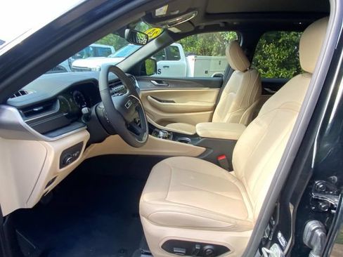 Used 2024 Jeep Grand Cherokee Limited AWD/4WD image 11