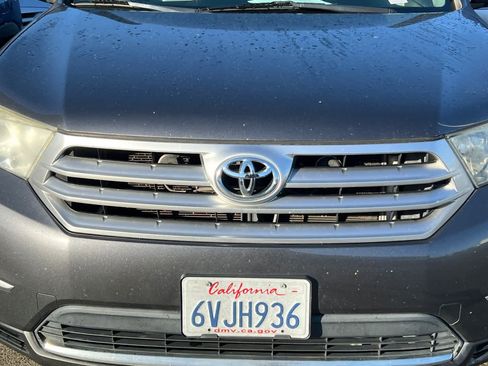 Used 2012 Toyota Highlander SE w/ Tow Pkg image 9