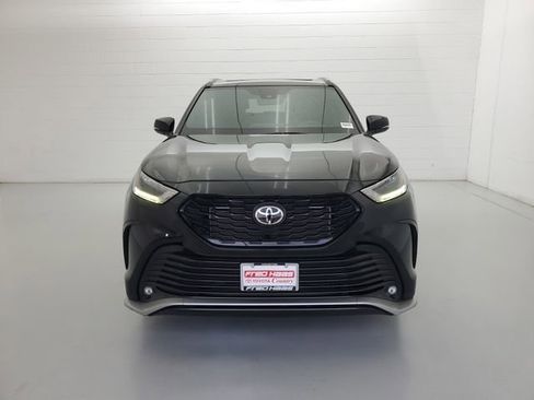 Used 2022 Toyota Highlander XSE AWD/4WD image 3