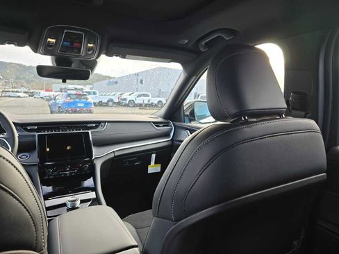 New 2025 Jeep Grand Cherokee L Altitude image 14