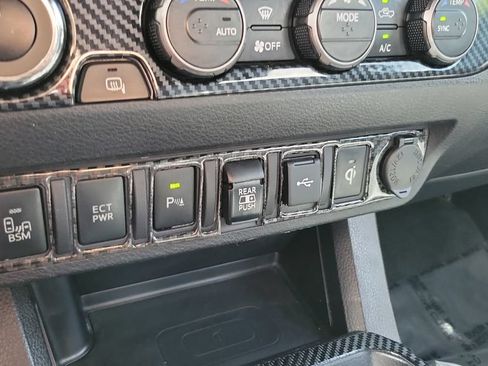 Used 2020 Toyota Tacoma Limited AWD/4WD image 20