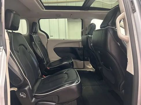 Used 2024 Chrysler Pacifica Limited FWD image 16