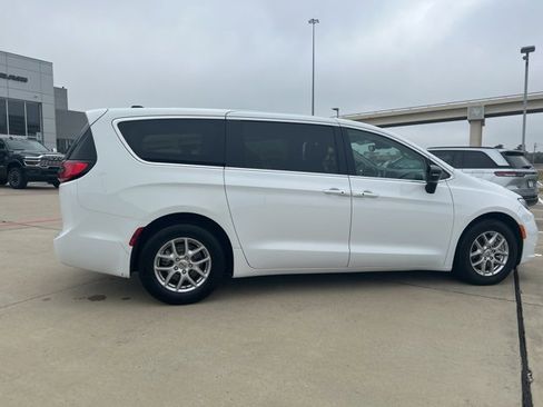 Used 2024 Chrysler Pacifica Touring-L image 16