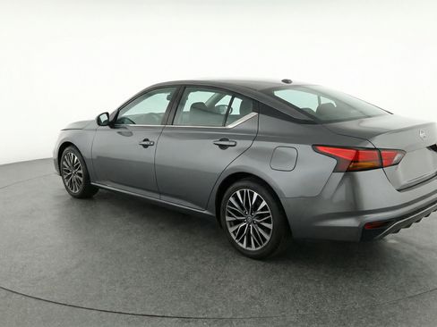 Used 2025 Nissan Altima 2.5 SV FWD image 8