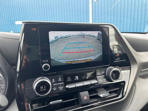 Used 2023 Toyota Highlander L FWD image 17