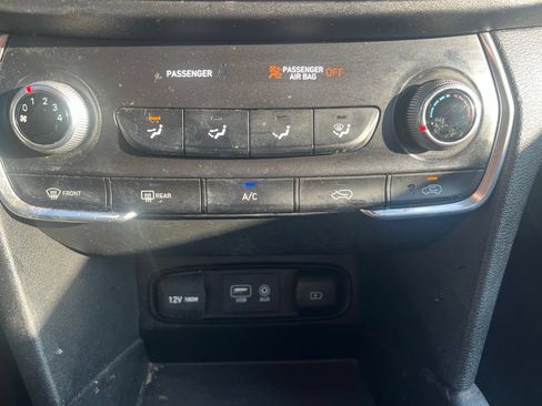 Used 2019 Hyundai Santa Fe SE AWD/4WD image 16
