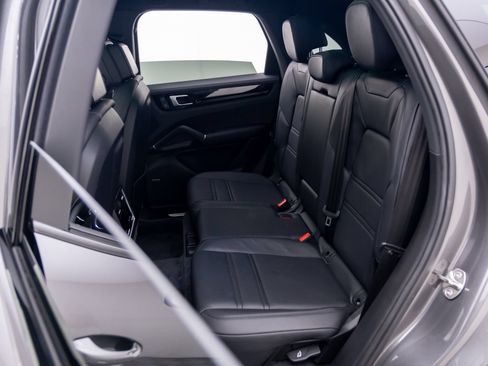 Certified 2023 Porsche Cayenne AWD/4WD image 16