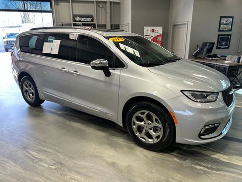 Used 2023 Chrysler Pacifica Limited image 26