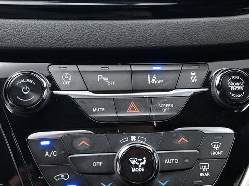 Used 2024 Chrysler Pacifica Touring-L FWD image 24