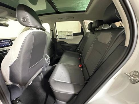 Certified 2025 Volkswagen Taos SE w/ Panoramic Sunroof Package AWD/4WD image 17