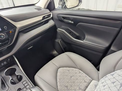 Used 2023 Toyota Highlander Bronze Edition image 8