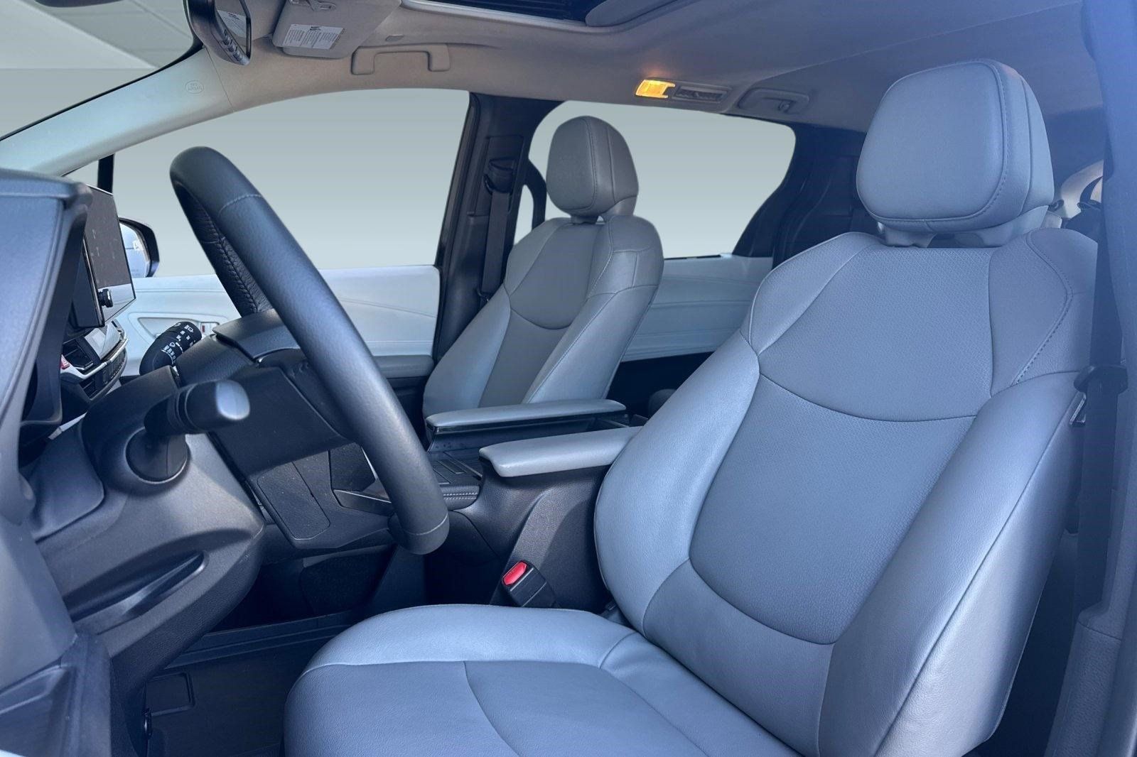Used 2026 Toyota Sienna XLE FWD image 5