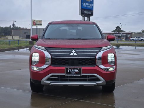 Used 2025 Mitsubishi Outlander SE image 2