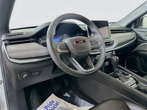 Used 2024 Jeep Compass Latitude image 9