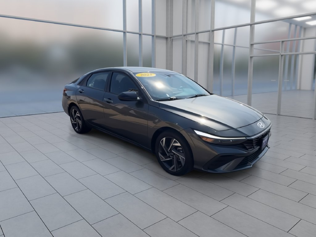 Used 2025 Hyundai Elantra Sport FWD image 2
