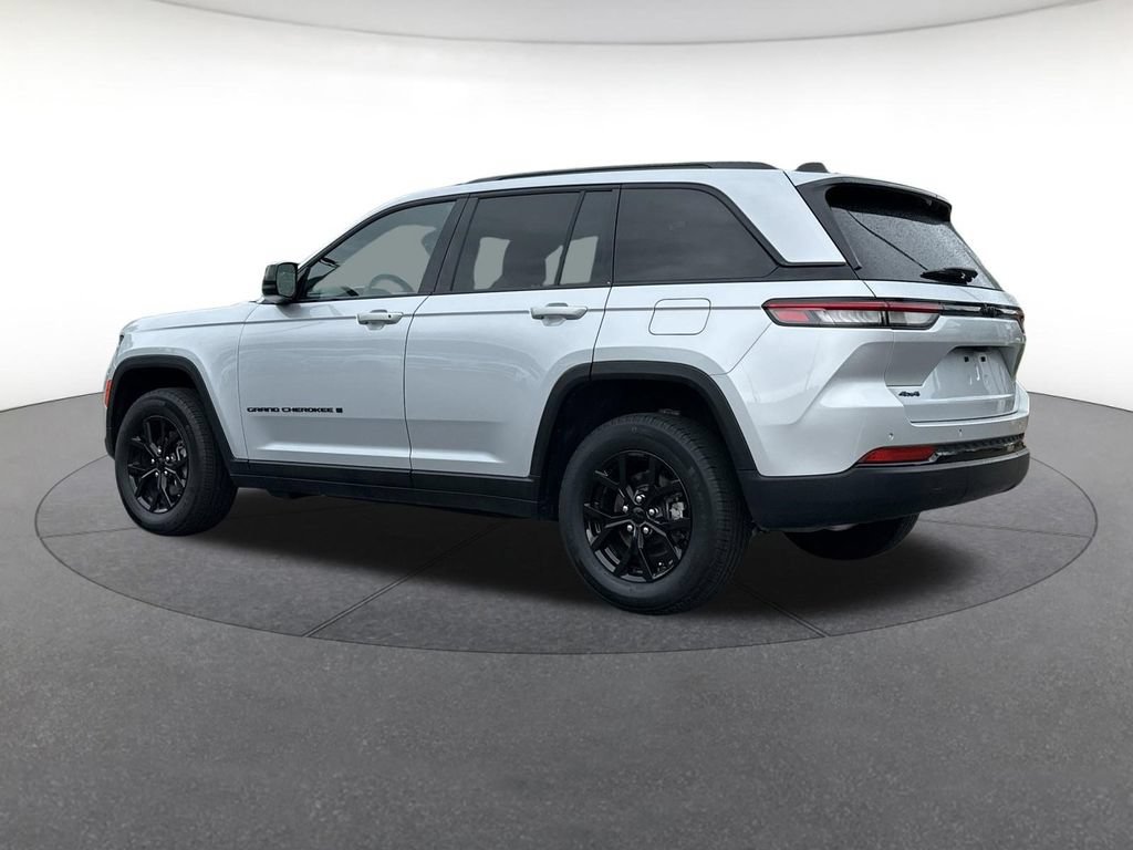 Used 2025 Jeep Grand Cherokee Altitude AWD/4WD image 3