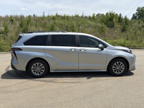 Used 2025 Toyota Sienna XLE w/ XLE Plus Package FWD image 4