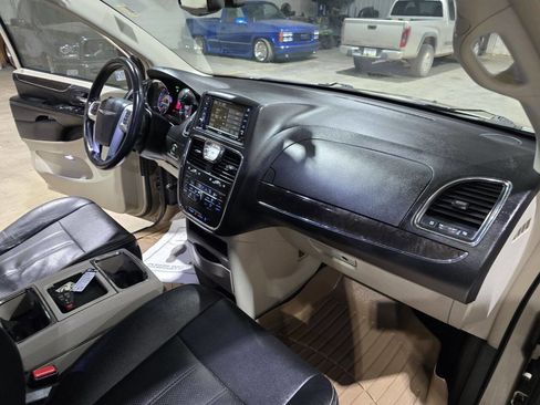Used 2016 Chrysler Town & Country Touring-L image 33