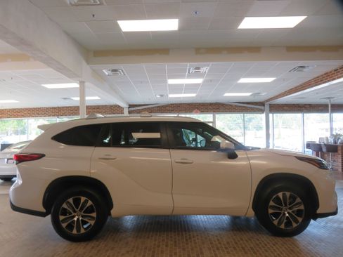 Used 2023 Toyota Highlander XLE FWD image 69