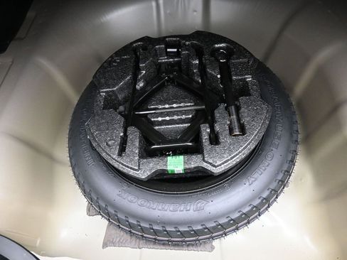 Certified 2025 Hyundai Elantra SE image 22