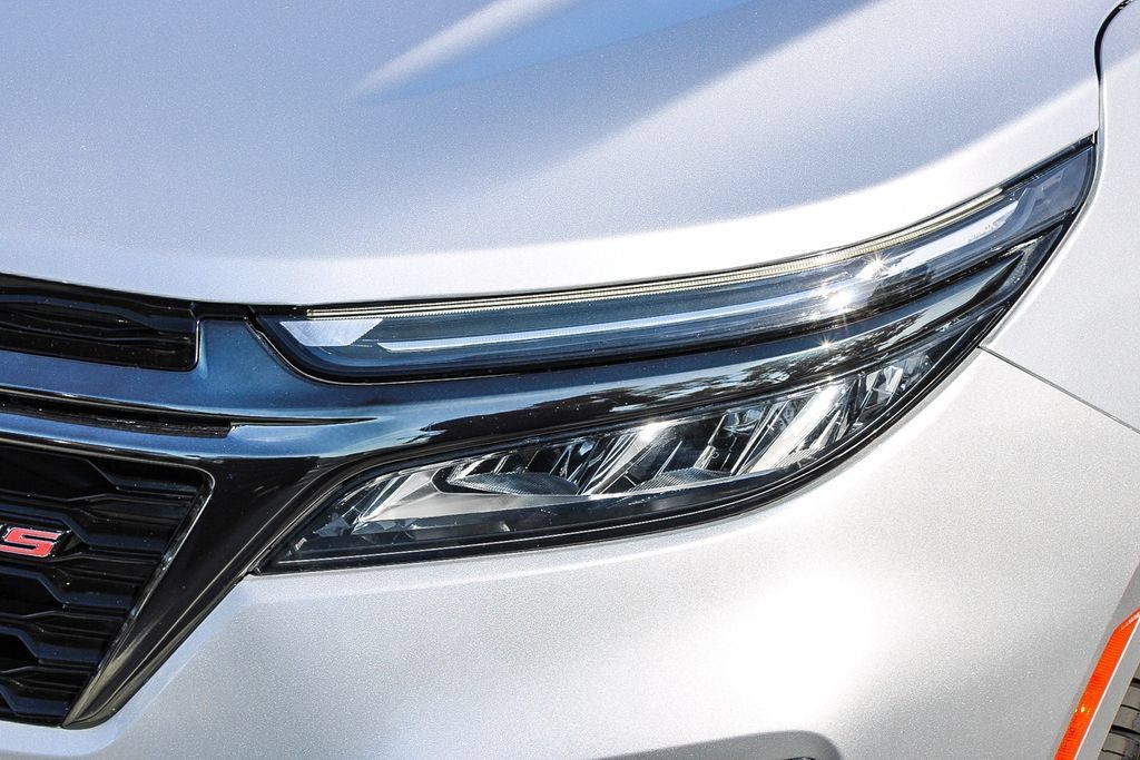 Used 2022 Chevrolet Equinox RS FWD image 5