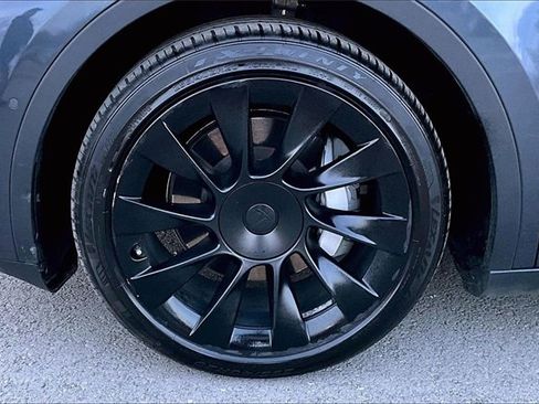 Used 2021 Tesla Model Y Long Range image 32