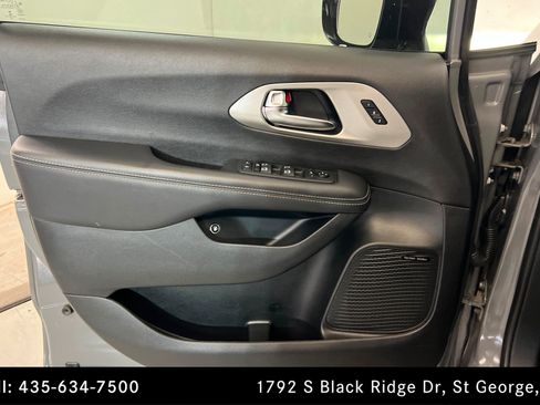 Used 2023 Chrysler Pacifica Limited w/ Uconnect Theater Family Group FWD image 14