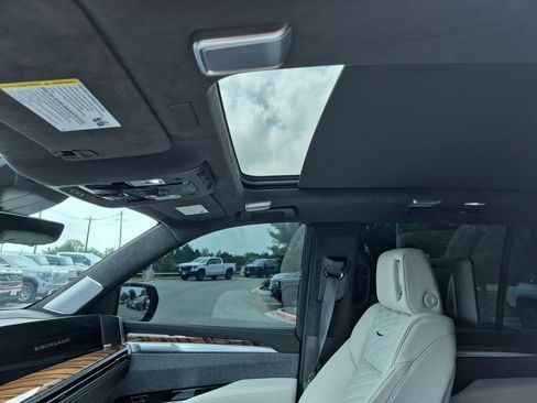 Certified 2026 Cadillac Escalade Platinum Sport w/ LPO, Floor Liner Package AWD/4WD image 33