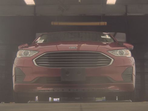 Used 2020 Ford Fusion SE image 4