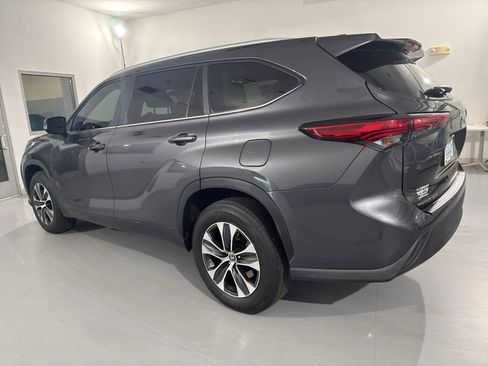 Used 2023 Toyota Highlander XLE image 5