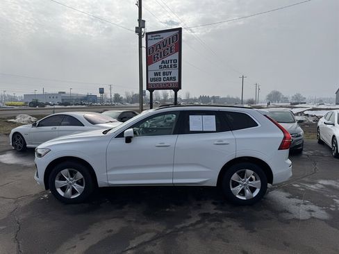 Used 2022 Volvo XC60 B5 Momentum image 1