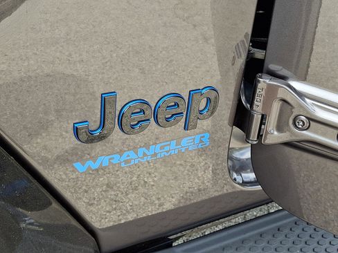 Certified 2021 Jeep Wrangler Unlimited Sahara AWD/4WD image 33