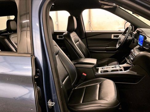 Used 2020 Ford Explorer XLT w/ Equipment Group 202A image 7