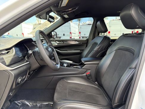 Used 2023 Jeep Grand Cherokee L Laredo AWD/4WD image 9