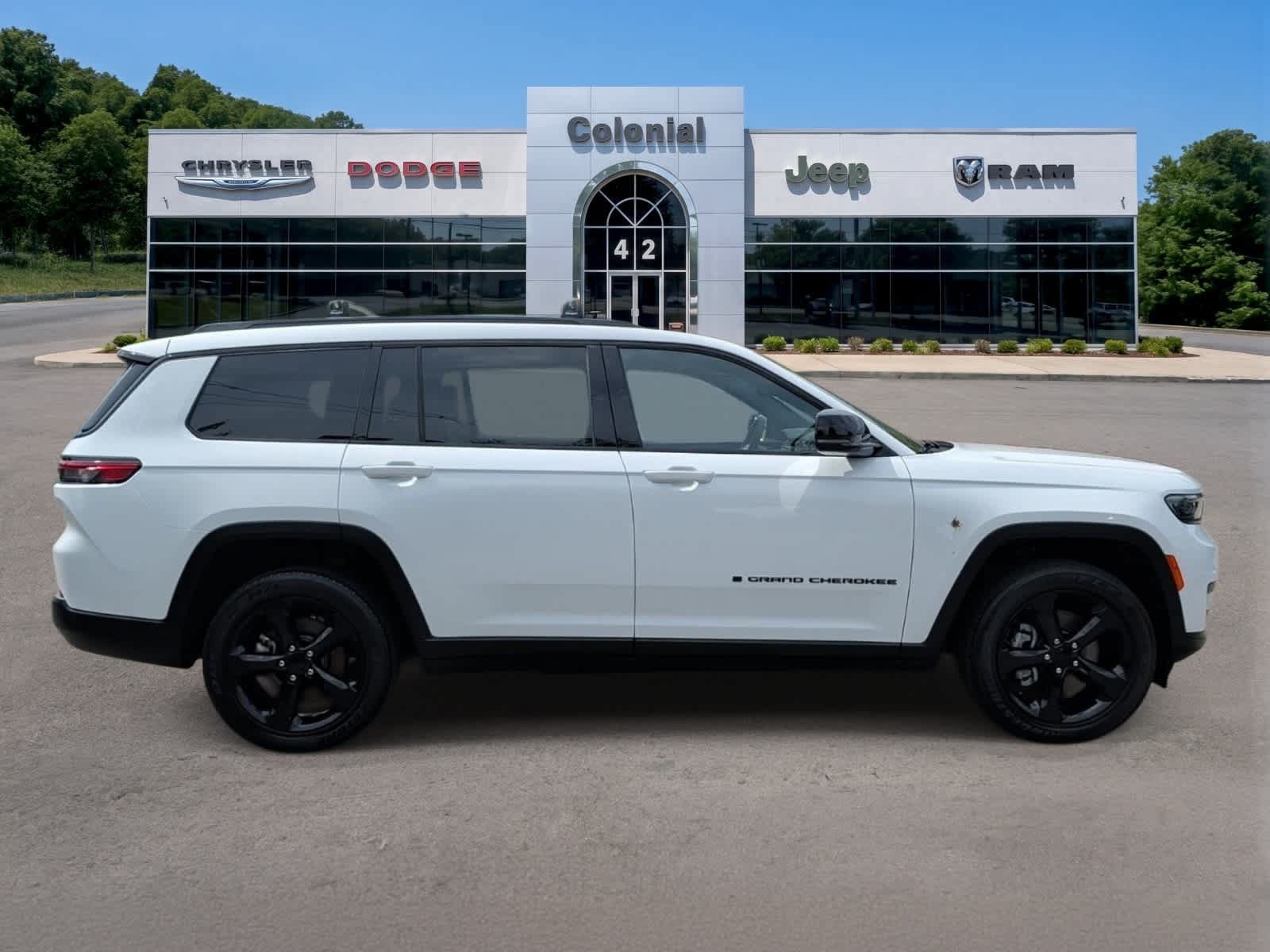 Used 2023 Jeep Grand Cherokee L Laredo AWD/4WD image 7