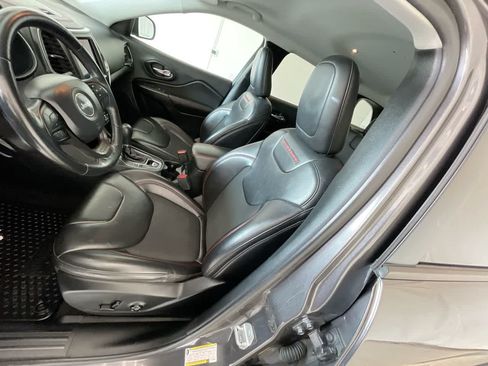 Used 2019 Jeep Cherokee Trailhawk w/ Cold Weather Group AWD/4WD image 11