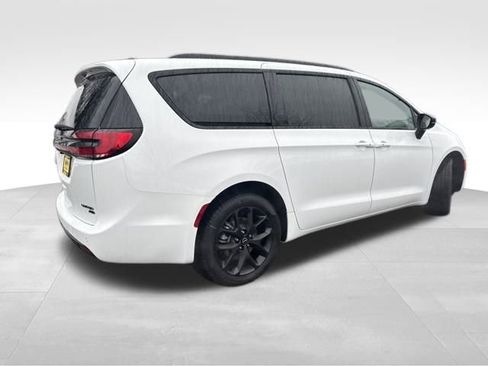 New 2026 Chrysler Pacifica Limited image 7
