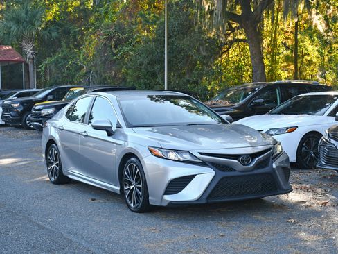 Used 2018 Toyota Camry SE image 6