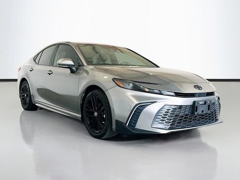 Used 2025 Toyota Camry SE FWD image 3
