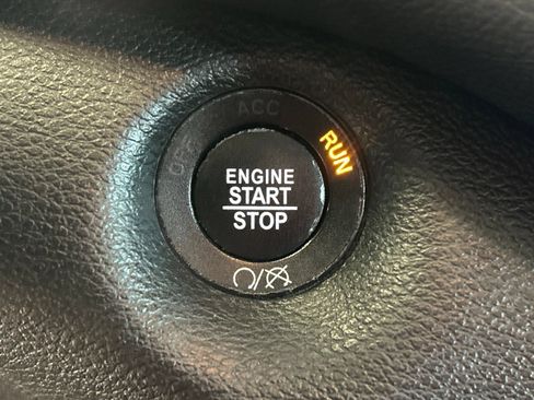 Used 2019 Jeep Cherokee Latitude Plus w/ Comfort/Convenience Group AWD/4WD image 25