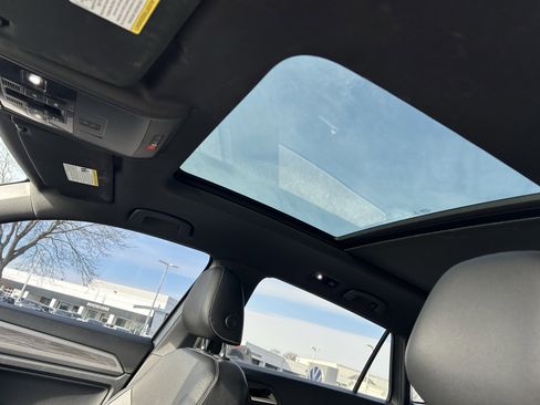 Used 2020 Volkswagen Atlas Cross Sport SE w/ Panoramic Sunroof Package image 22