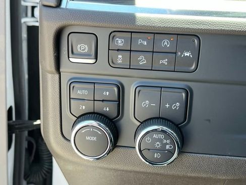 Used 2025 Chevrolet Suburban Z71 w/ Comfort Package AWD/4WD image 15
