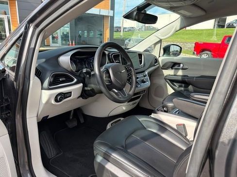Used 2023 Chrysler Pacifica Touring-L FWD image 20