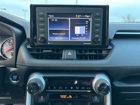 Used 2022 Toyota RAV4 XLE AWD/4WD image 16