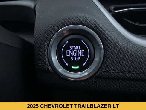 Used 2025 Chevrolet TrailBlazer LT w/ LT Cold Weather Package FWD image 8