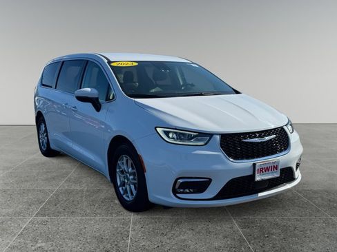 Used 2023 Chrysler Pacifica Touring-L FWD image 8