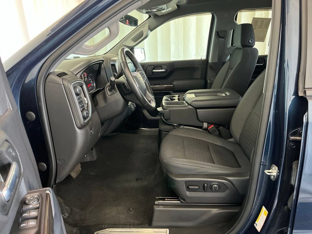 Used 2020 Chevrolet Silverado 1500 LT w/ Convenience Package AWD/4WD image 3
