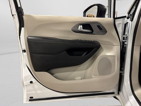 Used 2024 Chrysler Pacifica Touring-L image 15