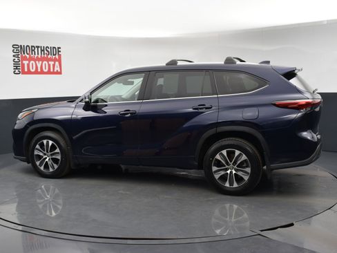 Used 2022 Toyota Highlander XLE image 2