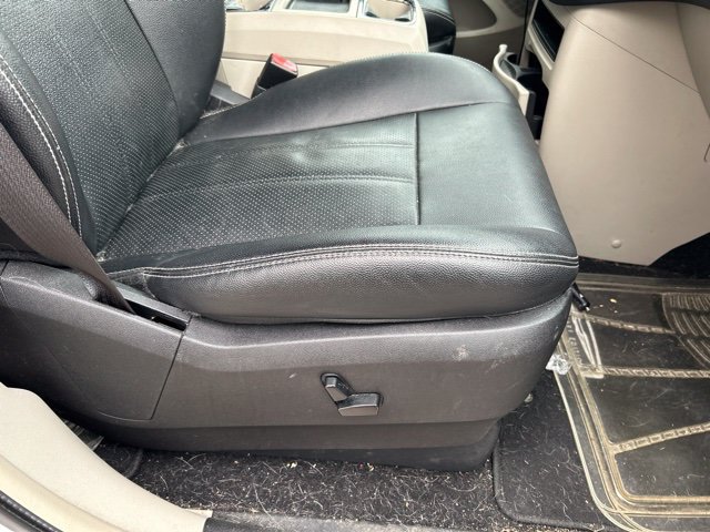 Used 2016 Chrysler Town & Country Touring-L FWD image 4